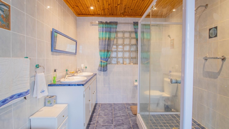 5 Bedroom Property for Sale in Sandbaai Western Cape